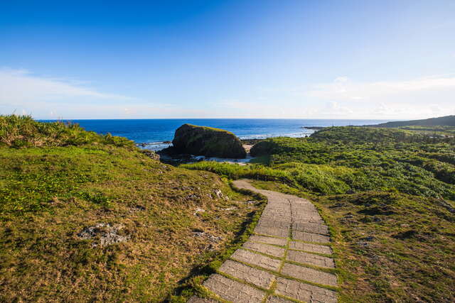 沿著步道來到帆船鼻大草原欣賞海景