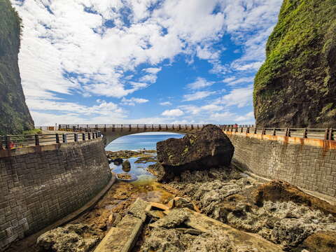 Turtle Bay, Horseshoe Bridge