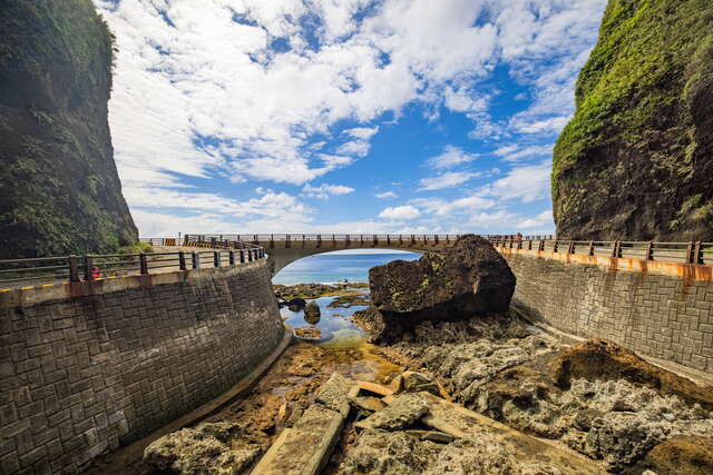 Turtle Bay, Horseshoe Bridge