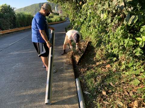 鋪設靠山路側導引陸蟹至涵洞的剖成長條縫隙的PVC管(陳歆攝)