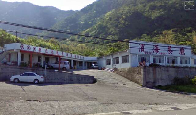 在八仙洞停車場旁邊的餐廳（照片來源： Google Earth）,濱海餐廳