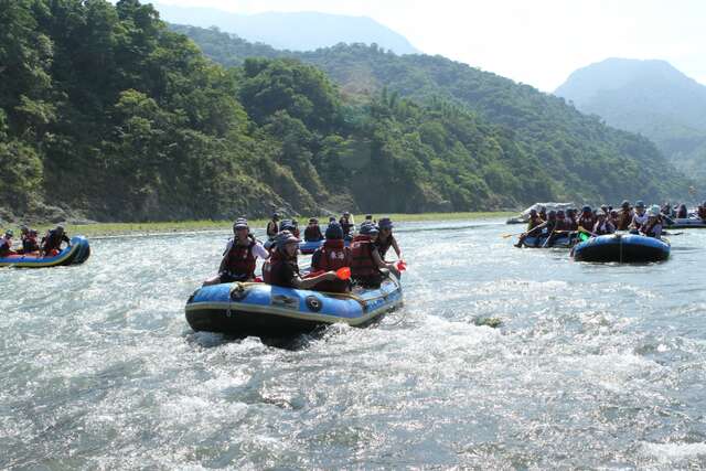 炙熱的夏季，來秀姑巒溪體驗驚險刺激的泛舟活動，會讓人暑氣全消。