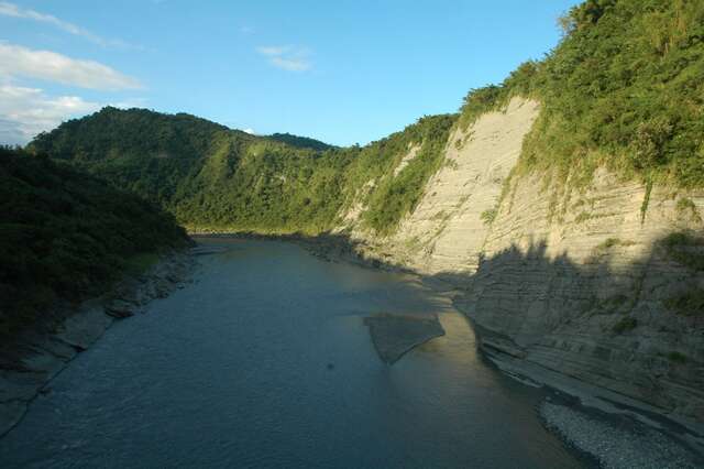 奇美大峽谷的地質，是砂頁岩互層，砂岩硬，頁岩軟，因此，突出的是砂岩，凹進去的是泥岩。