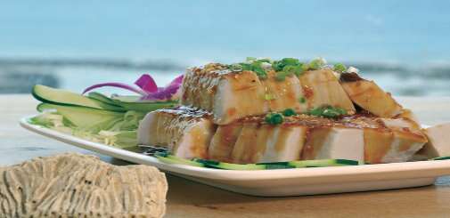 花生豆腐 ；有別於傳統花生豆腐的粗獷，店家的改良式做法，讓花生豆腐細緻又滑嫩。,池塘有魚
