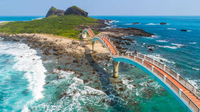 三仙台跨海拱橋與雪白浪花相互輝映