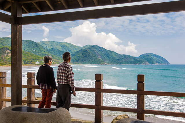 在磯崎海濱遊憩區不遠處，可在涼亭欣賞太平洋美景