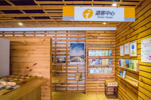 奚卜蘭遊客中心以溫暖的木造進行設計