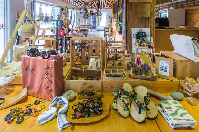 奚卜蘭遊客中心內部成為部落工藝及產物展售平台