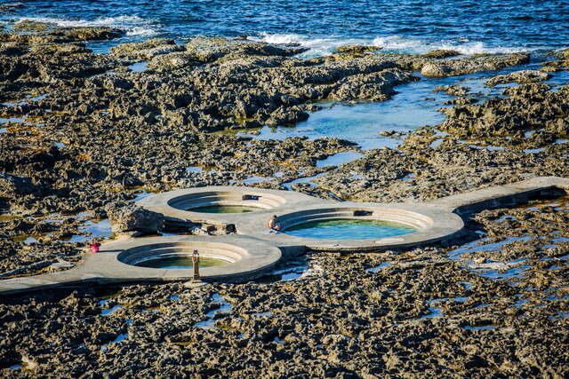 溫泉區靠海的地方設有三個圓形露天浴池