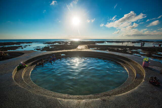 臨海的溫泉池可同時享受大海與日出的美景