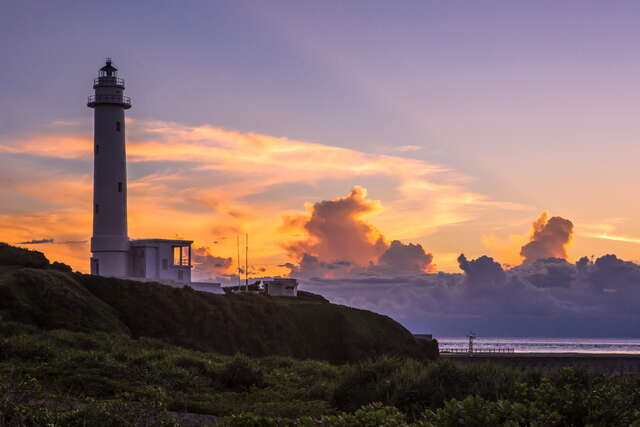 夕陽美景也是綠島燈塔的經典景色