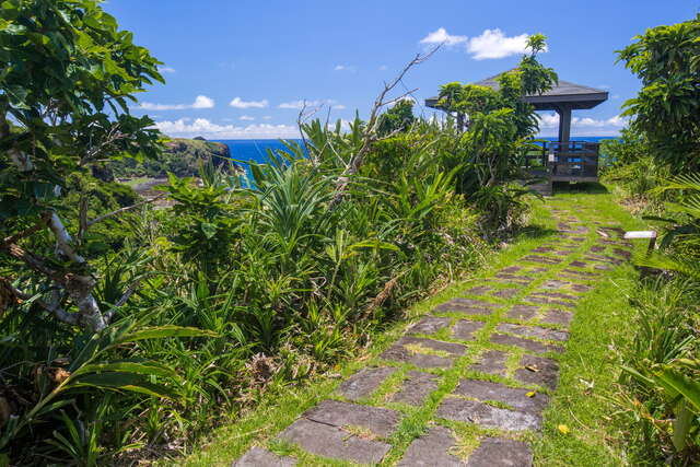 在過山古道上的涼亭能欣賞綠島美景