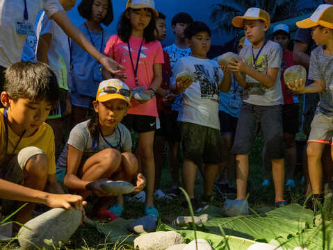 孩子與部落族人共同完成地窯爐