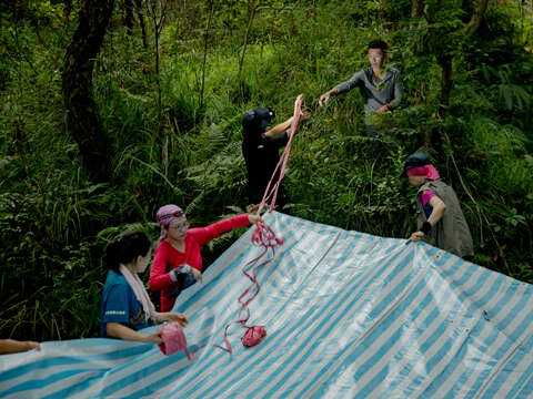 2-志工在部落青年的帶領下以年齡階級訓練作為野營體驗
