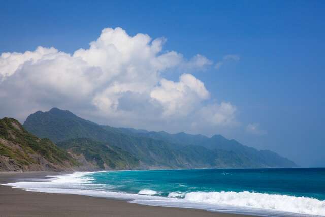 當整個東海岸被層層的消坡塊鎖住時，綿延兩公里長的水璉牛山，卻散發出難能可貴的自然光采