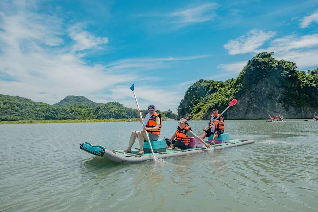 在秀姑巒溪中划膠筏，體驗河口生活