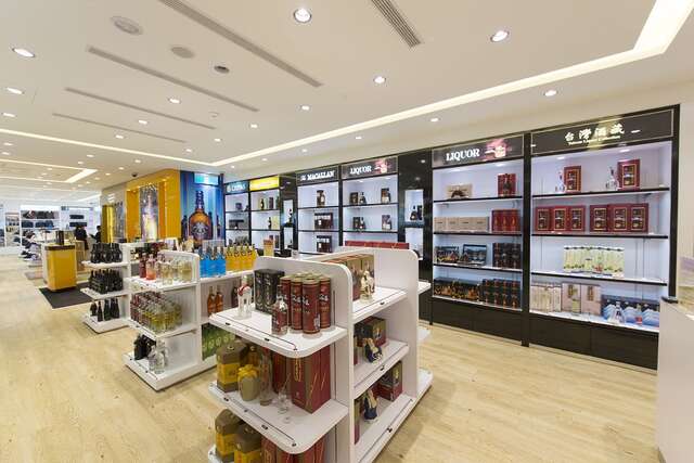 擁有知名美妝保養品牌