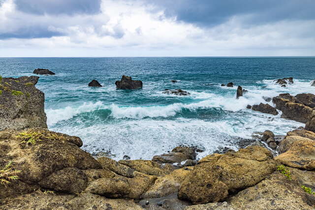 壯麗濱海礁岩景觀