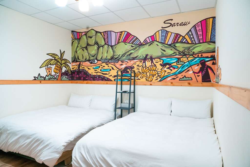 鳳奶客棧海人家旅宿-旅宿房內的牆面彩繪金剛山在地故事