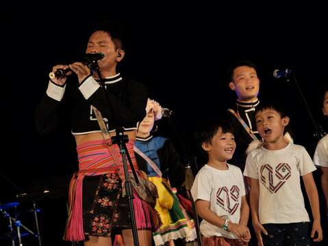 舒米恩與部落孩童合唱