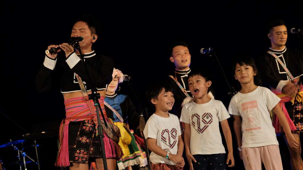舒米恩與部落孩童合唱