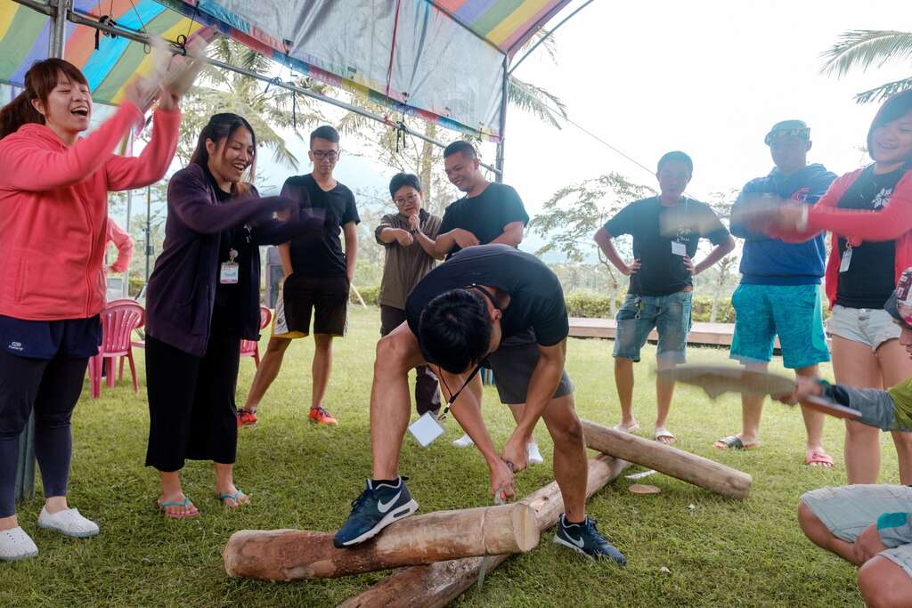 部落運動會由部落族人與志工們共同組隊，以經典遊程作為競賽項目一決勝負吧。