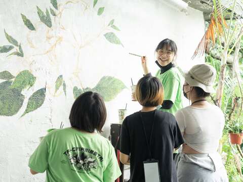 王渝菁設計師帶領台北藝術大學動化學系學生協助長廊彩繪牆面
