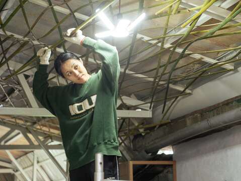 東樺大學協助運用傳統竹編改造天花半板