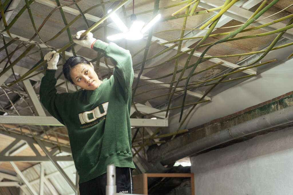 東樺大學協助運用傳統竹編改造天花半板