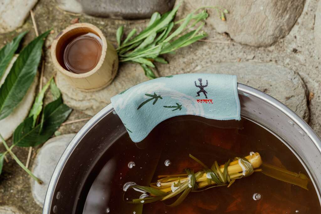 跟著部落ina認識草藥，體驗舒緩身心的藥草足浴