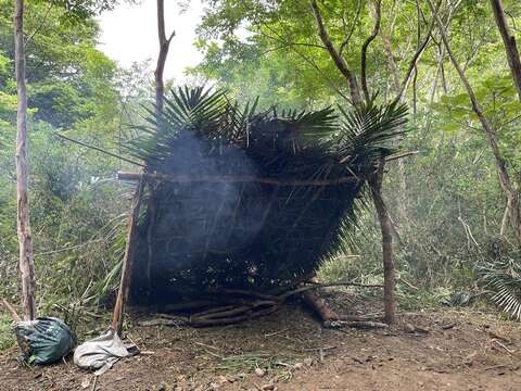 跟著族人一同整地、完成獵寮搭建工事