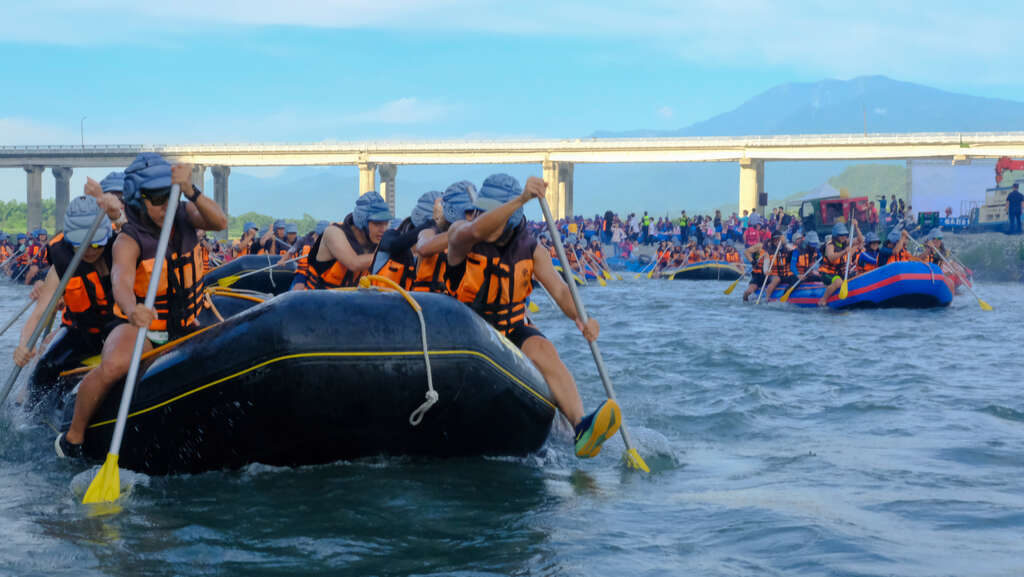 選手們齊心向前划行