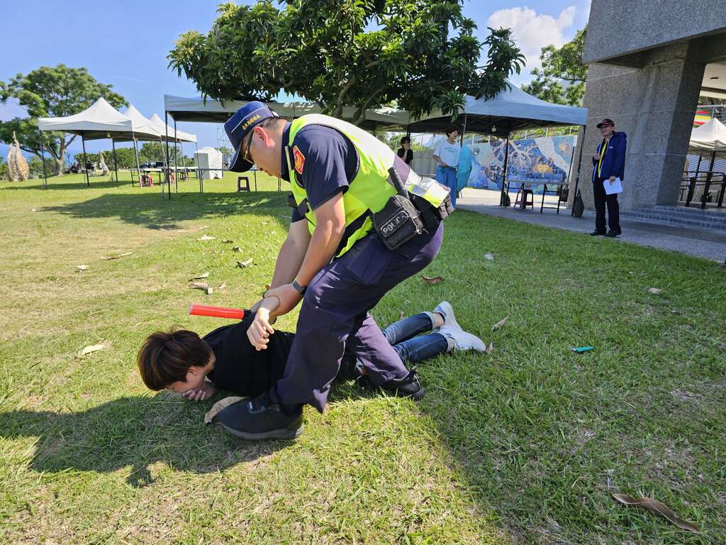 模擬無差別攻擊與警察壓制嫌犯狀況