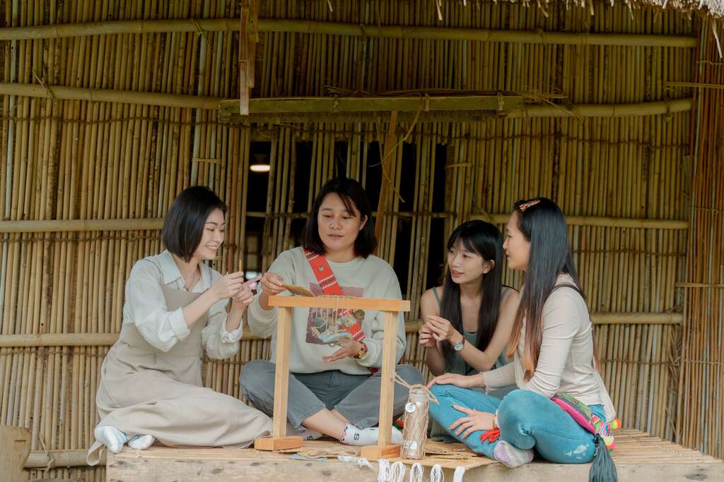 「海派編織玩家」用輪傘草做編織，感受部落手作文化的細緻情感-壓