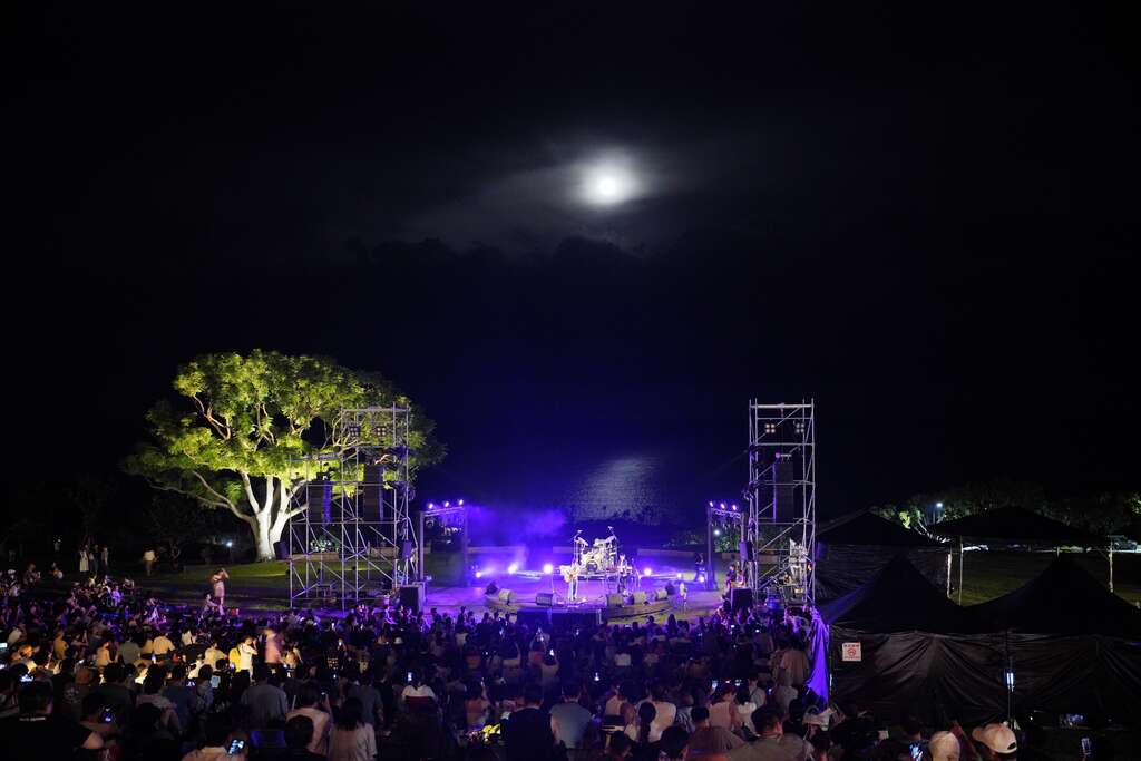 鄭宜農演出時月亮悄悄露出