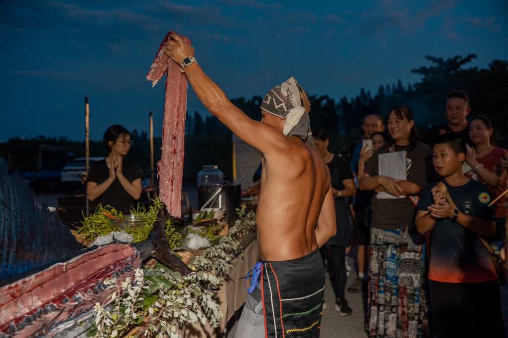 靜浦部落青年主廚里艾精彩上演殺魚秀，展示海岸阿美飲食文化