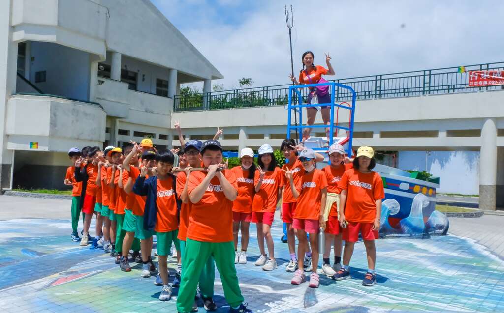 學員們參與「永續海鮮鍋」環境教育課程合影