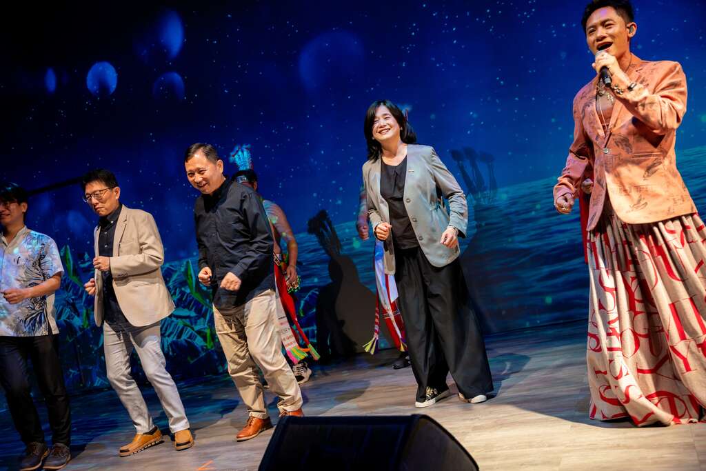 現場貴賓與演出者一同舞動