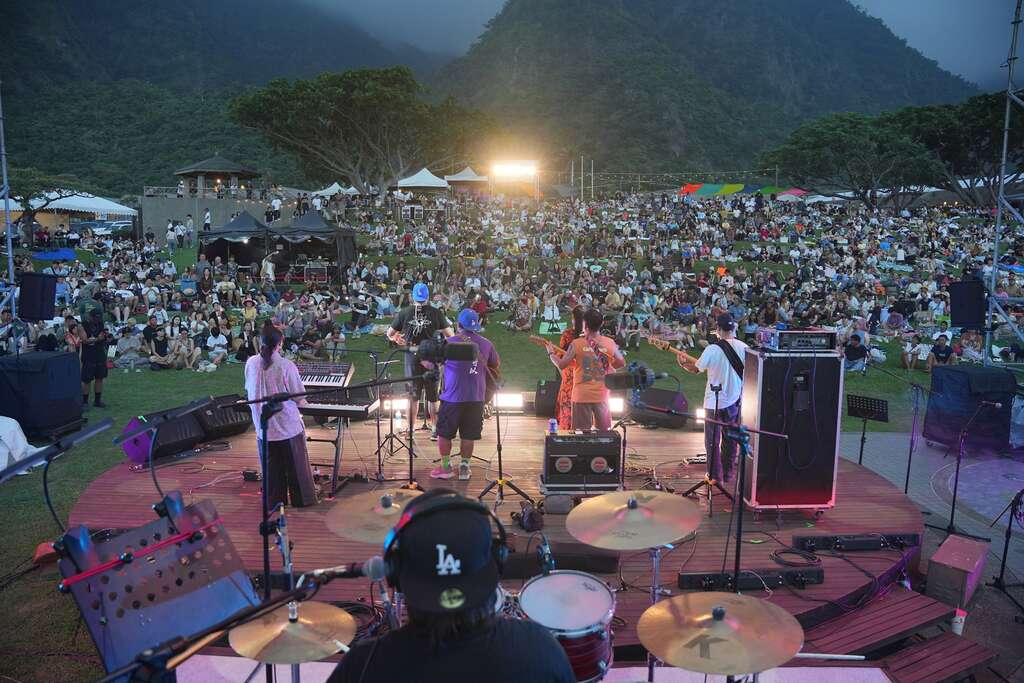 嵐馨樂團演出