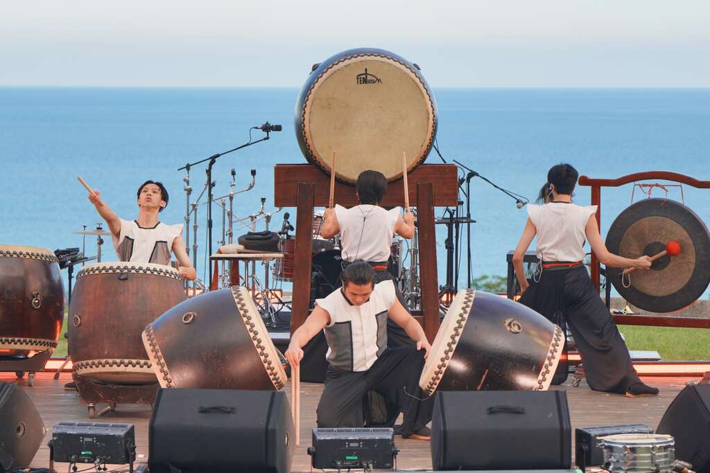 十鼓擊樂團開場演出