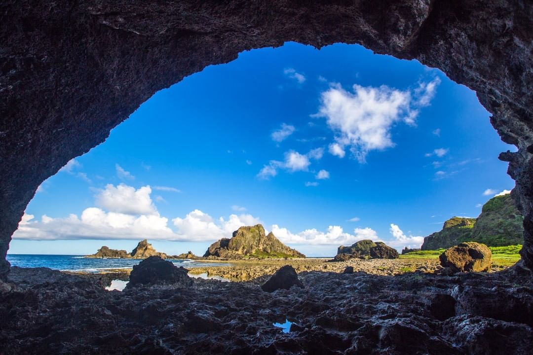 夏天還沒來之前，傍晚坐在柚子湖右側接近海參坪的兩側峭壁，中間是大片平坦沙灘，鋪個墊野餐完整了美好下午。-歡迎在您的照片標記我們 @...