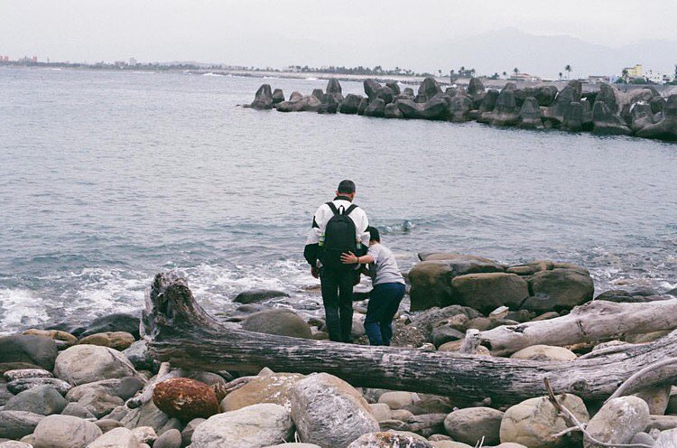 海浪、漂流木、鵝卵石與異鄉人☺️☺️☺️-感謝 @heyuncle2013 分享美照☺️-歡迎在您的照片標記我們 @ecnsa 讓...
