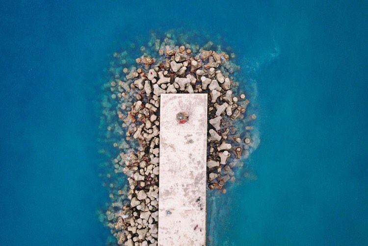 這片海平靜深邃視覺暫留後，遠看消波塊有種彎彎脆果鐵觀音口味的錯覺-感謝 @diaz_ko 分享美照☺️-歡迎在您的照片標記我們 @...