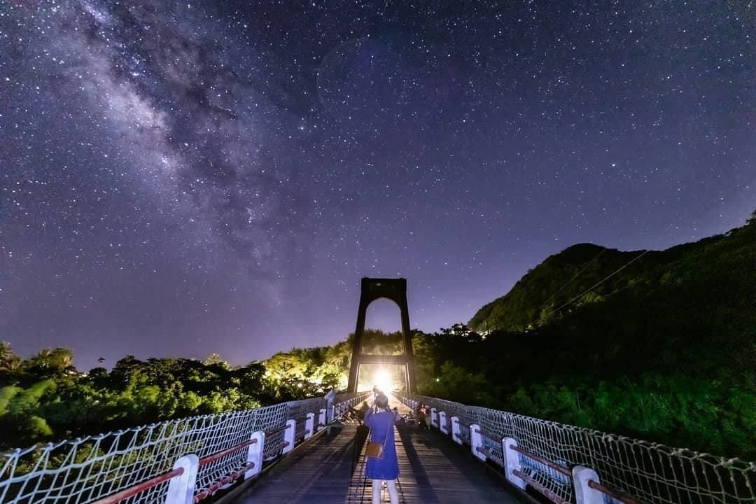 夏天的晚上，能這樣觀看銀河是日常，台11上隨處最美星空。-感謝 @kaka_7126  分享美照☺️-歡迎在您的照片標記我們 @e...