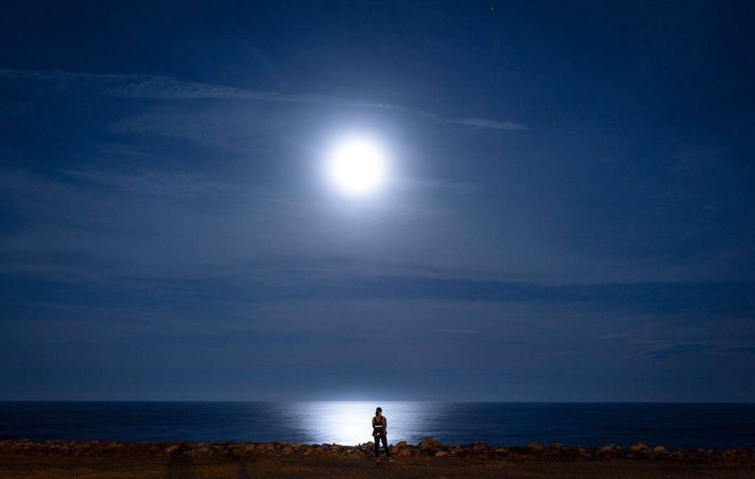 還記得那時候我們一起等月昇台東的月光海，怎麼會這麼好看-感謝 @j_h_ye  分享美照☺️-歡迎在您的照片標記我們 @ecnsa...