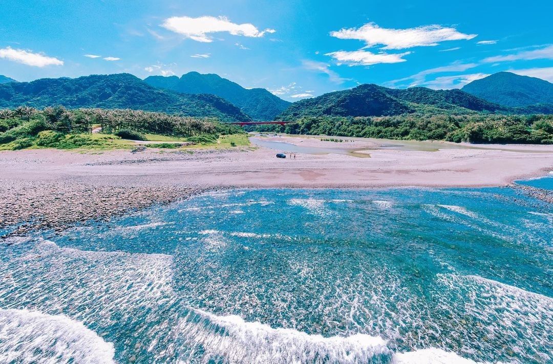 坐在海上，看著島上的你們-感謝 @grassdodo 分享美照☺️-歡迎在您的照片標記我們 @ecnsa讓更多人看見台灣最美東海岸...