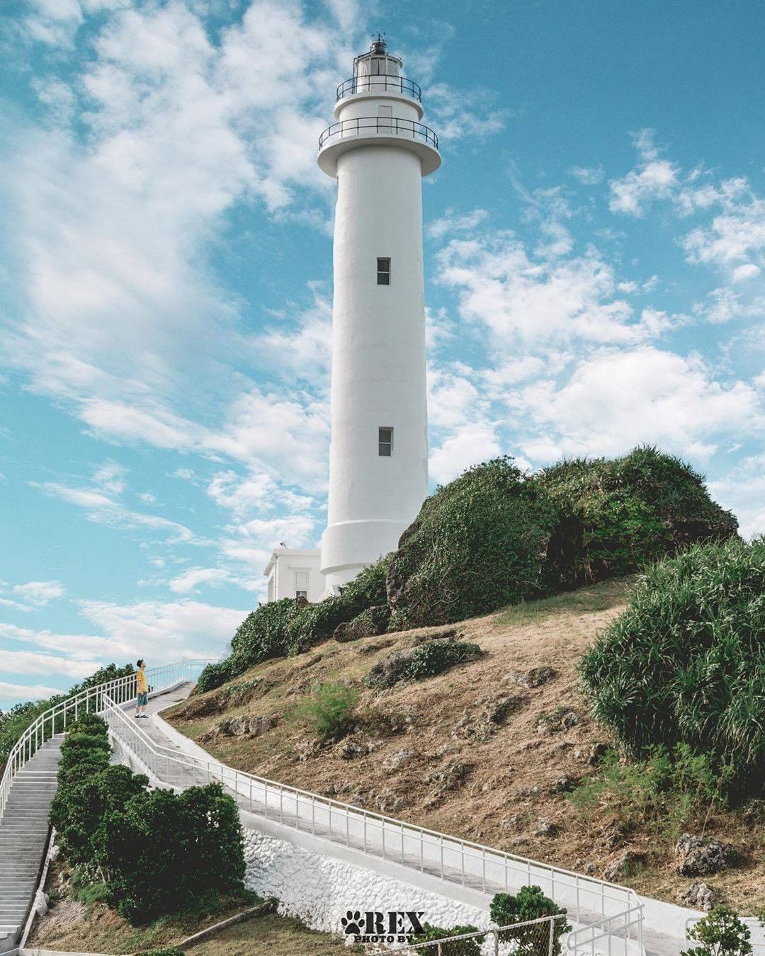 綠島燈塔，來自一段見義勇為的故事，今日高聳的白色燈塔，是1948年所重建，也是航海人一路來的指引。-感謝 @rexdog_phot...