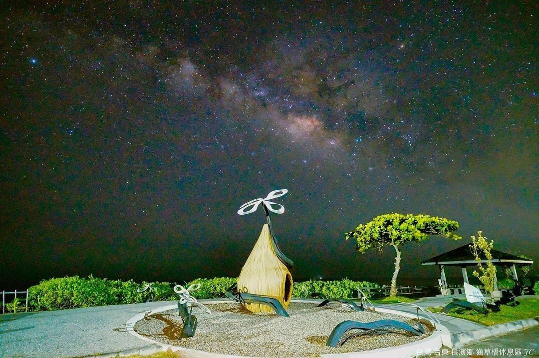 齒草橋，一個看星、觀海的好地方現在又有一件新作品在那，停留的時間更久了-感謝 @jasonchen52  分享美照☺️-歡迎在您的...