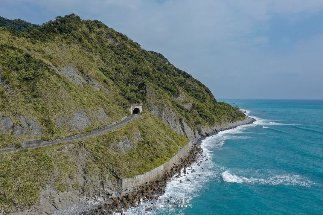 舊台11線遺失的路段「跳浪斷崖」，在侵蝕、坍塌後，人為的終將回歸自然。-感謝 @little.xeno  分享美照☺️-歡迎在您的...