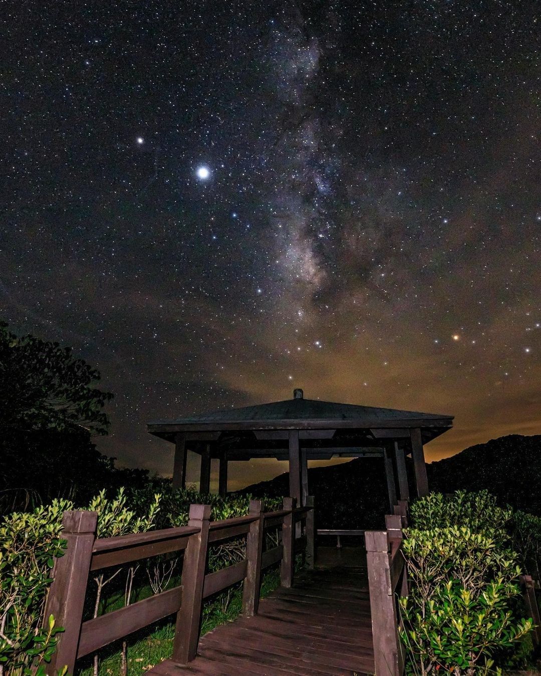 這是花蓮海岸的星空，夏天的夜晚，如秋月那樣清澈明朗，像星星那樣閃閃發光。-感謝 @scencesss  分享美照☺️-歡迎在您的照...